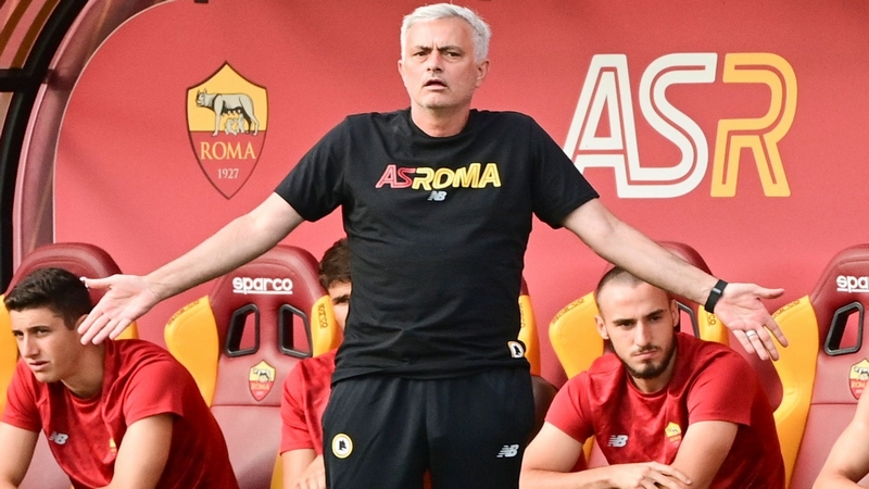 Mourinho đang mang một trọng trách rất lớn tại câu lạc bộ bóng đá AS Roma Mourinho đang mang một trọng trách rất lớn tại câu lạc bộ bóng đá AS Roma