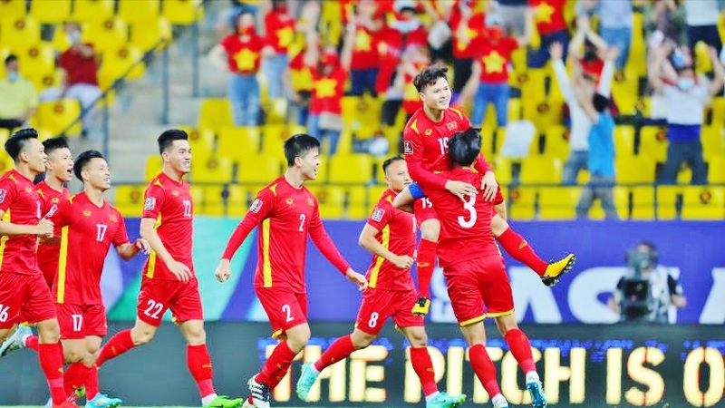Nhưng hiện nay thì đội tuyển bóng đá quốc gia Việt Nam bị đánh giá là rất yếu để theo đuổi các mục tiêu lớn Nhưng hiện nay thì đội tuyển bóng đá quốc gia Việt Nam bị đánh giá là rất yếu để theo đuổi các mục tiêu lớn