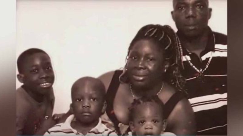 Gia đình cầu thủ Alphonso Davies từng phải di cư đến với Canada khi còn rất nhỏ Gia đình cầu thủ Alphonso Davies từng phải di cư đến với Canada khi còn rất nhỏ
